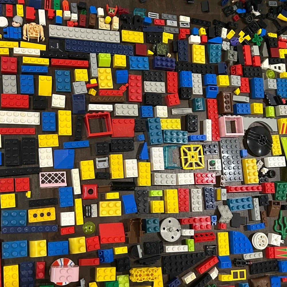 LEGO Bundle , Lots and Lots of LEGO Building Blocks (over 925 pieces)